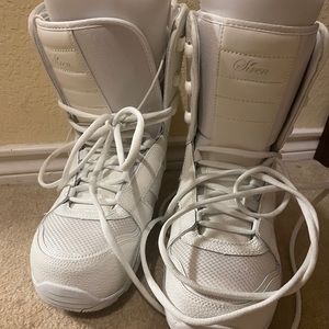 Women’s snowboarding boots
